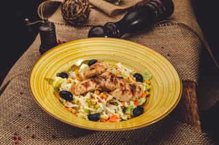 Salată cu piept de pui la grătar 300 g