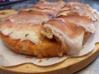 Bruschetta Speck Con Nueces Y Emmental