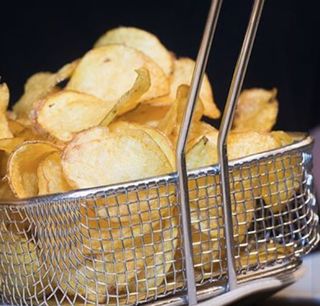 Chips di patate con cacio e pepe