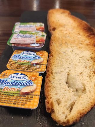 Tostada De Mantequilla Y Mermelada