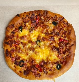 Pizza cu salam asortiment