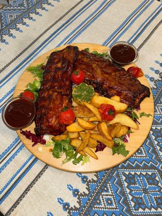 Coaste de porc cu cartofi wedges