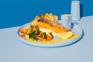 Somon cu piure de cartofi, legume și sos olandez