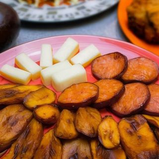 Tajada de maduro con salami y queso costeño frito