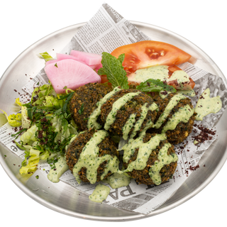 Falafel con encurtidos y tahini