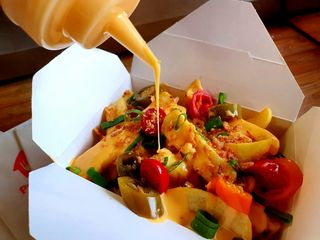 FRYTKI Z GORĄCYM SOSEM SEROWYM JALAPENO I PRAŻONĄ CEBULKĄ