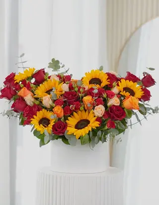 Aranjament Floral Vesel cu Floarea-Soarelui și Trandafiri Colorați
