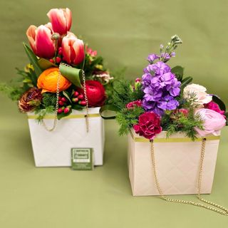 borsetta  con fiori di stagione 