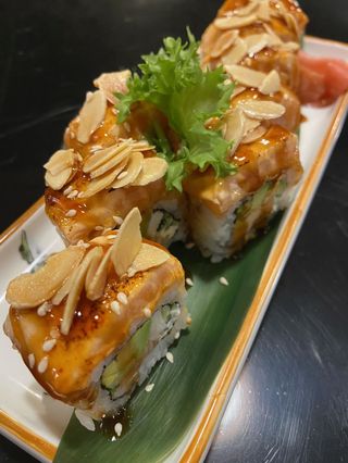 Sushiyaki flameado de salmón, almendras y salsa (8 uds.)