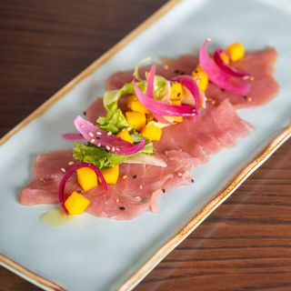 Carpaccio di tonno, mango e petali di tropea