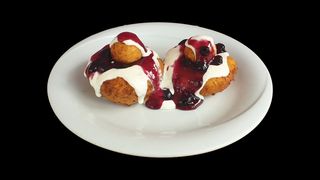 Papanași cu dulceață și smântână