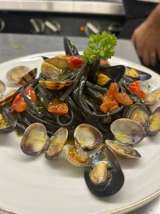 Linguine nere con frutti di mare