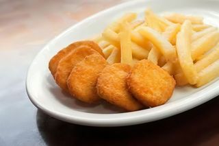 Nuggets con papas stick