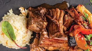 Бавно печено телешко крехко месо със зеленчуков рататуй и бял ориз (400г)