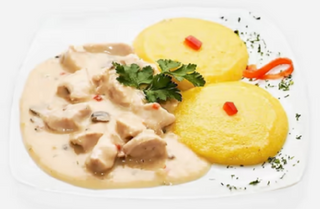 Piept de pui sote cu ciuperci si mamaliga