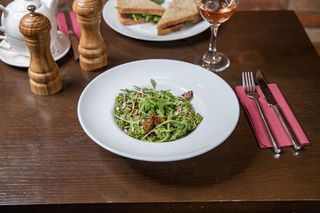 Salată cu quinoa și roșii uscate