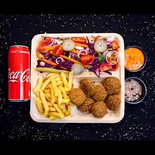 Falafel, cartofi, salata si suc