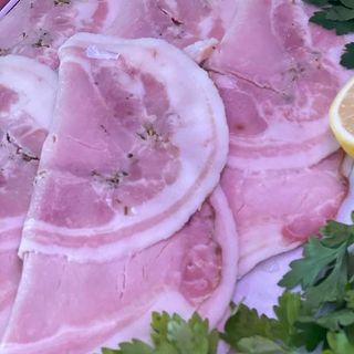 Panino con porchetta e mozzarella