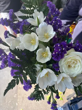 Misto tulipani e statici e rosa bianca