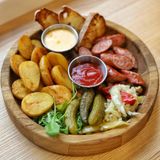 Ковбаска з картоплею та соліннями