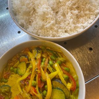 Verdure al curry con riso bianco
