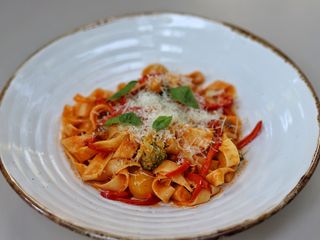 Паста з овочами, Томатним соусом і сиром Пармезаном (370г)