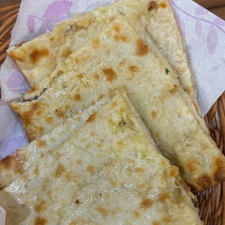 94. Cheese Naan (Paneer kulcha)  (Contiene Gluten)
