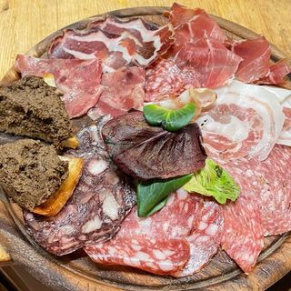 La selezione di salumi con crostini di fegatino