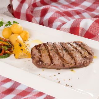 Entrecot De Ternera Angus A La Parrilla Con Guarnición
