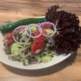 კიტრი-პომიდვრის სალათა ნიგვზით