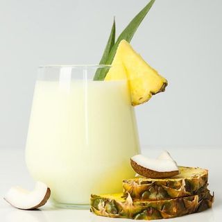 Smoothie De Piña Con Leche De Coco Y Lima