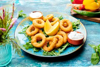 Inele de calamar cu sos tzatziki