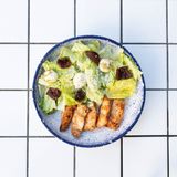 ქათმის სალათი მოცარელას ბურთებით