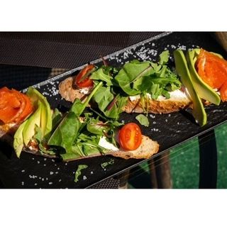 Брускети з лососем та авокадо