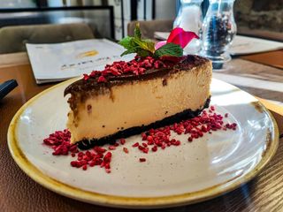 Sernik kajmakowy na ciemnym spodzie z polewą orzechowo-czekoladową