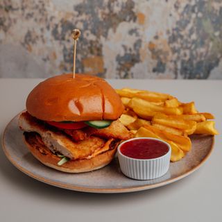 Burger Barbacoa Chicken Fresh + Cartofi + Sos