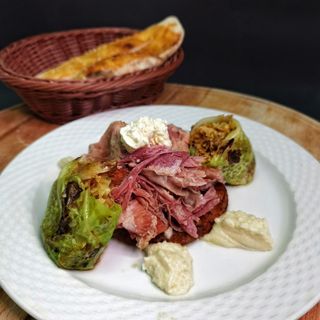 Dimljena kolenica u kupusu