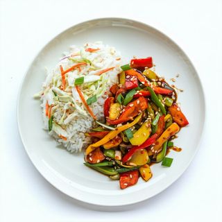 Warzywa smażone z ryżem i surówką