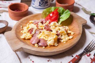 PAPARA ARDELENESCA CU CARNATI SI CASCAVAL