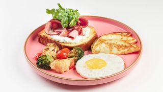 Завтрак с халуми и копченным мясом