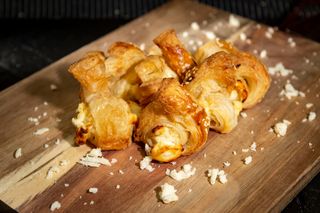 Minipatiserie cu umplutură de brânză ușor sărată