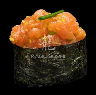 Gunkan Tatar z łososia mowi (2szt)