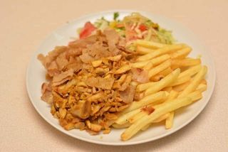 Kebab firmowy na talerzu