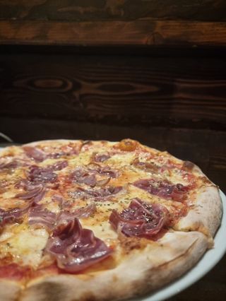 Pizza sa pršutom 495gr