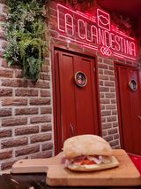 Bocadillo De Paletilla Ibérica Con Queso