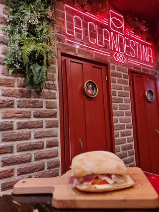 Bocadillo De Paletilla Ibérica Con Queso