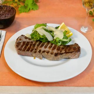 Controfiletto alla brace con insalatine fresche e parmigiano 300 g