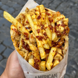 Patatine fritte con salsa cheddar e granella bacon