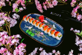 Uramaki Surimi (z łososiem na wierzchu)