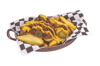 Пържени картофки с дърпано свинско, халапеньо и голдън BBQ сос